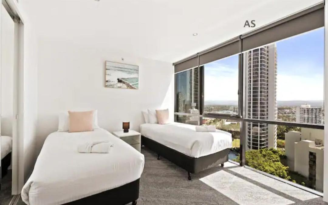 Circle On Cavill 3 Bedroom 2 Bathroom Ocean And River View *